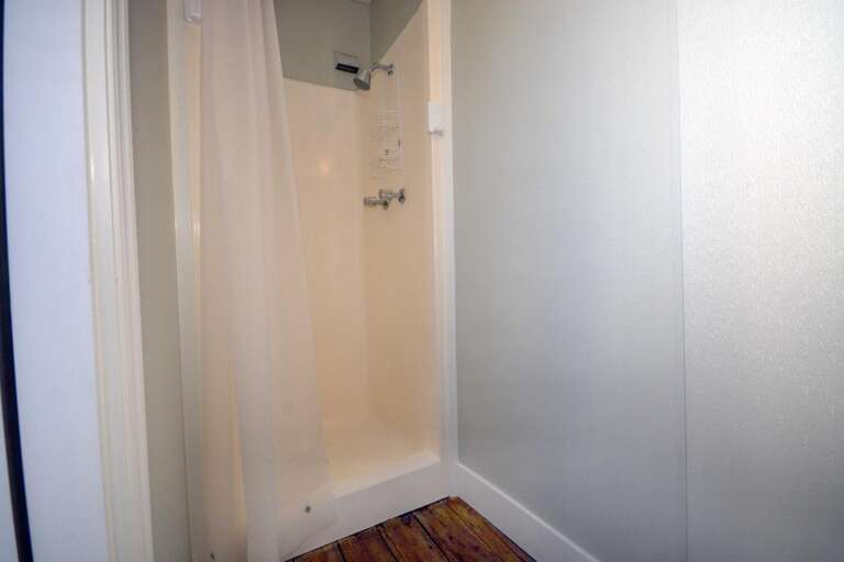 PRIVATE-OUTSID-SHOWER-ON-REAR-DECK