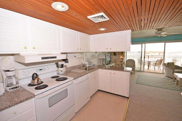 Full-Size Kitchen Full-Size Kitchen