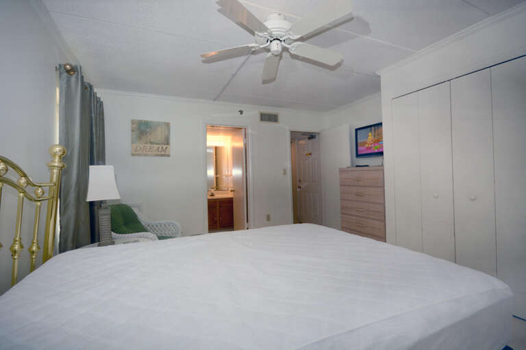Queen-Bedroom