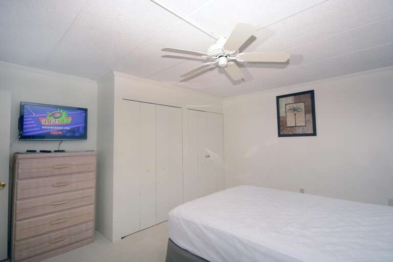 Queen-Bedroom