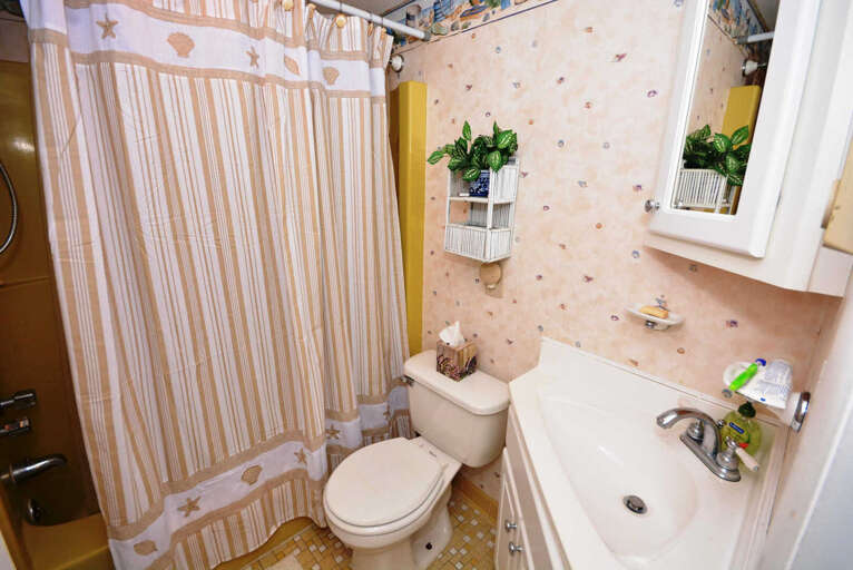 Full Bath in Hall