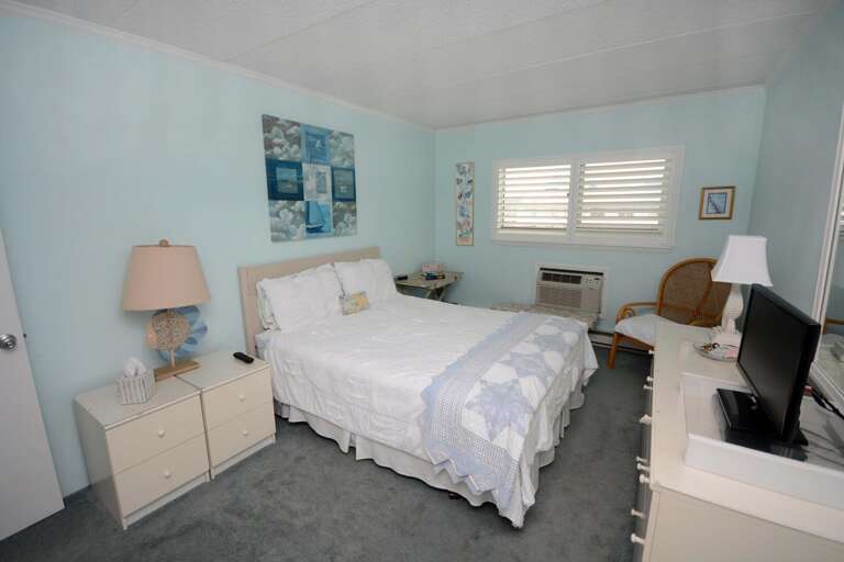 Queen-Bedroom