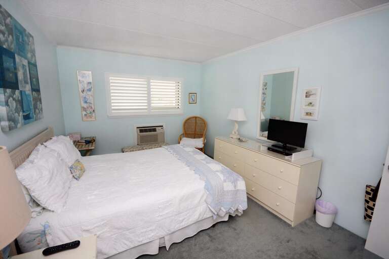 Queen-Bedroom