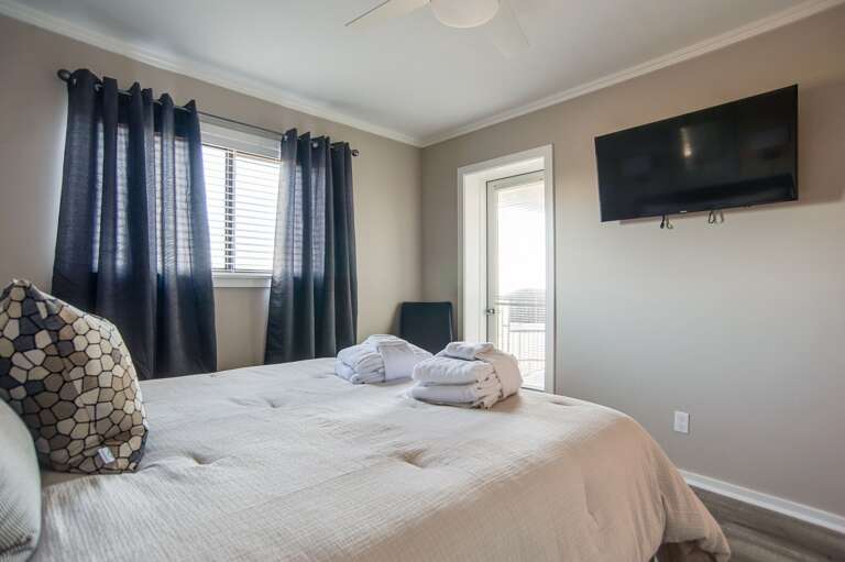 Light, bright and comfortable master bedroom with flat screen TV.    Light, bright and comfortable master bedroom with flat screen TV.