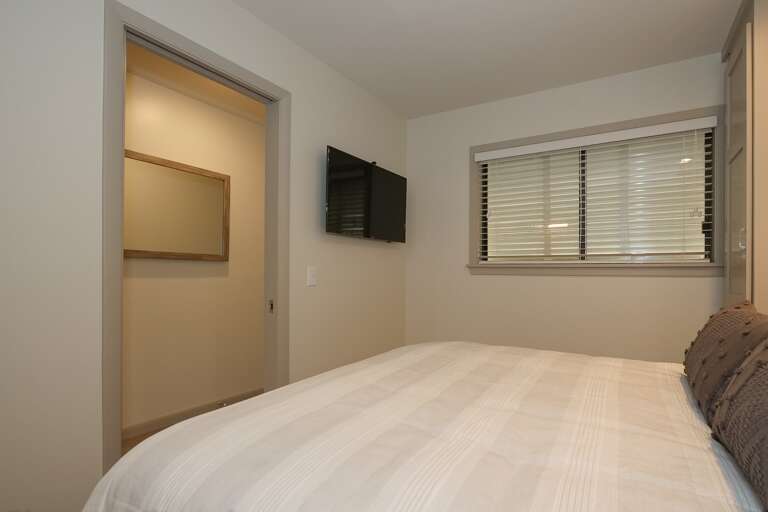 Guest bedroom offers queen size bed ,flat screen T.V and closet space .