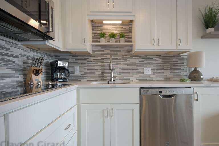 Fully furnished kitchen with all new upgraded stainless steel appliance and beautiful backsplash. 
Lots cabinets space.