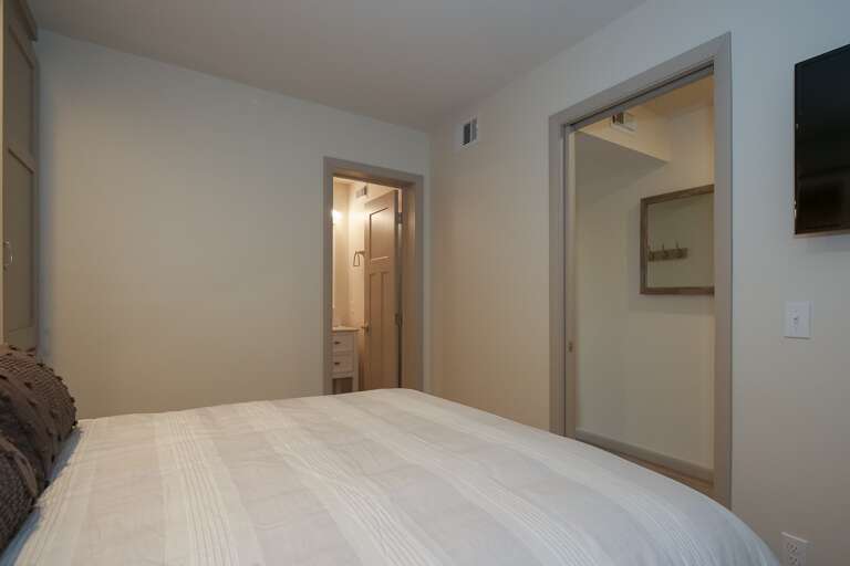 Guest bedroom offers queen size bed ,flat screen T.V and closet space .
