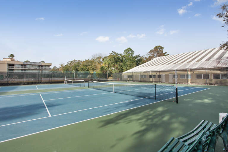  A special membership with Van der Meer provides Courtside guests with tennis privileges up to one hour per day per condo. 