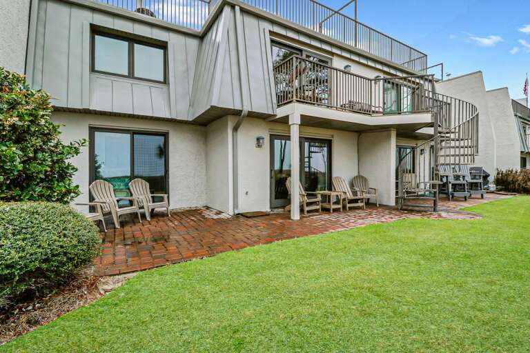 Unit is ground level. Lovely grounds and easy access to the beach!