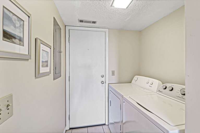 Full sized washer/dryer to handle all those beach towels and bathing suits!