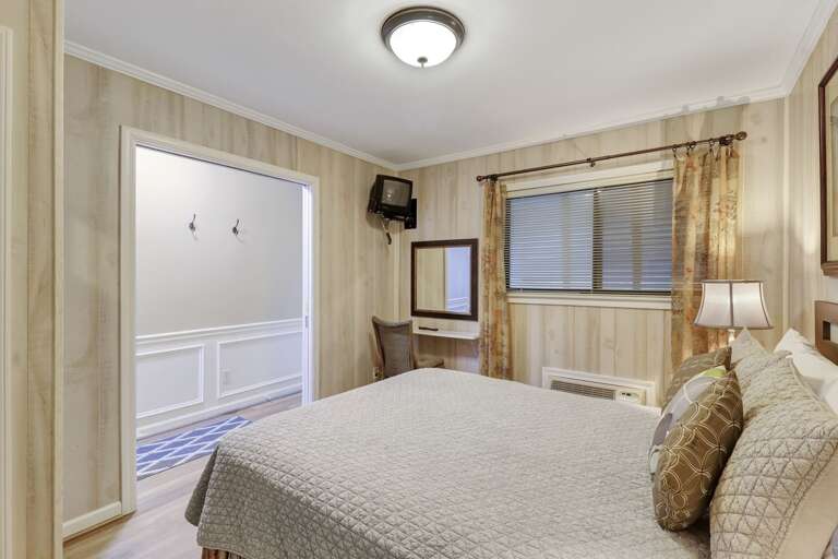 Queen sized bedroom with built-in desk , TV and natural light! 