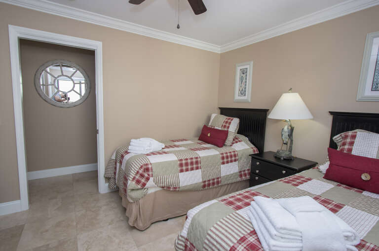 Let your friends or family members Twin beds in guest bedroom.