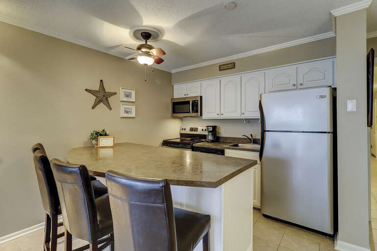 This kitchen and dinning area is ready for you and  some home cooked meals. 