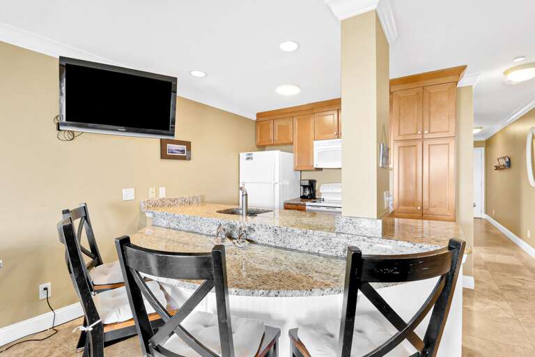 Fully equipped kitchen with dinning area