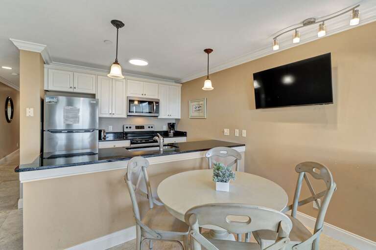 Great open floor plan in this charming 2 bedroom unit. 