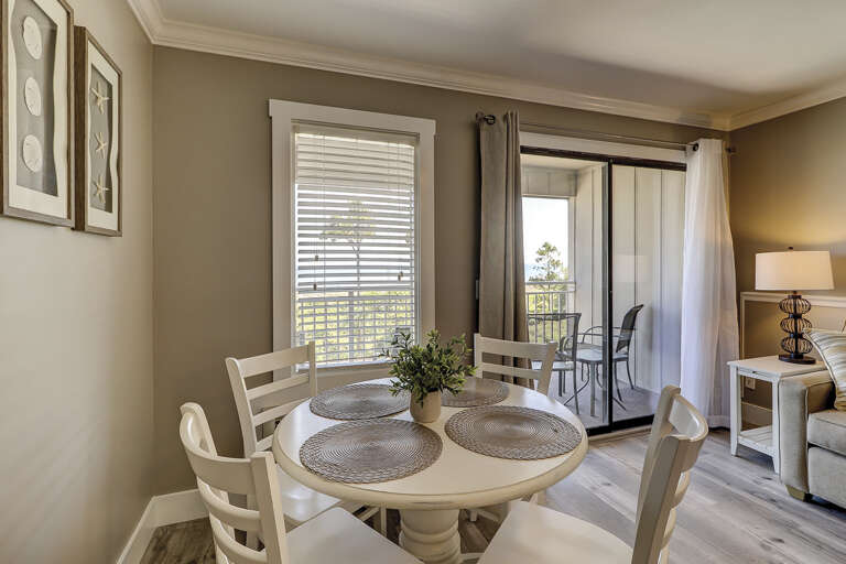 Plenty of space for 4 people for meals! Plenty of space for 4 people for meals!