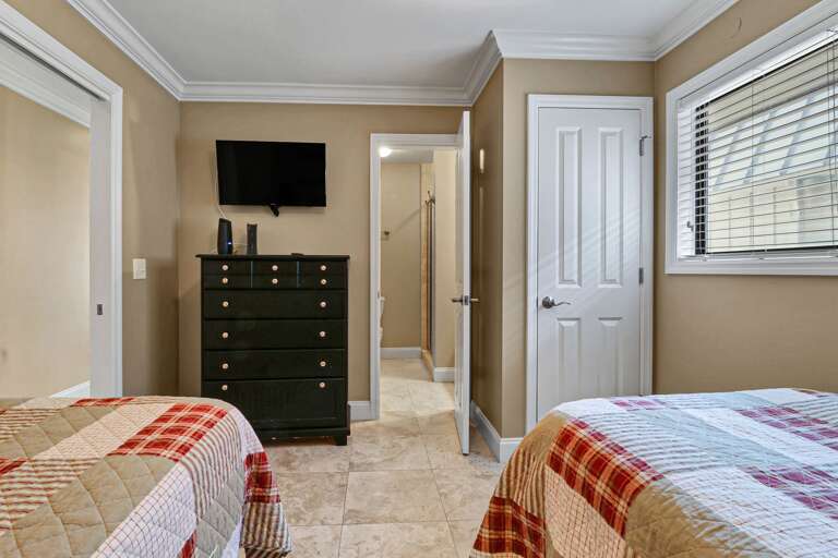 A pair of twin beds grace the guest room.                                                This is the ideal space for the children or friends coming by to enjoy the beach.