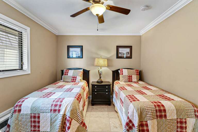 A pair of twin beds grace the guest room.                                                This is the ideal space for the children or friends coming by to enjoy the beach.