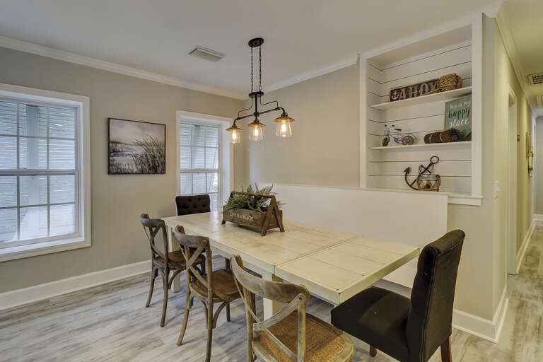 Dining room that seats 8 ppl.  Dining room that seats 8 ppl.