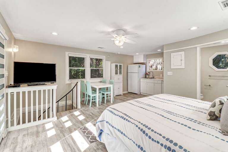 Top floor in guest house. Private dinning area and bathroom. King size bed. Top floor in guest house. Private dinning area and bathroom. King size bed.