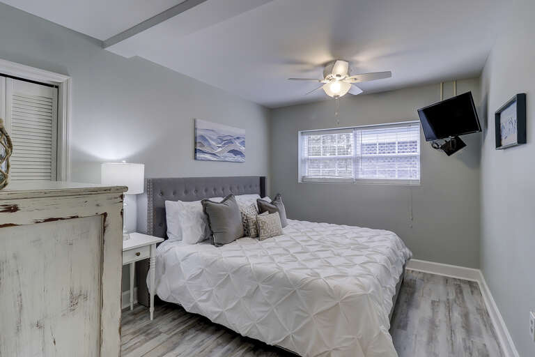 Second guest bed room.  Second guest bed room.