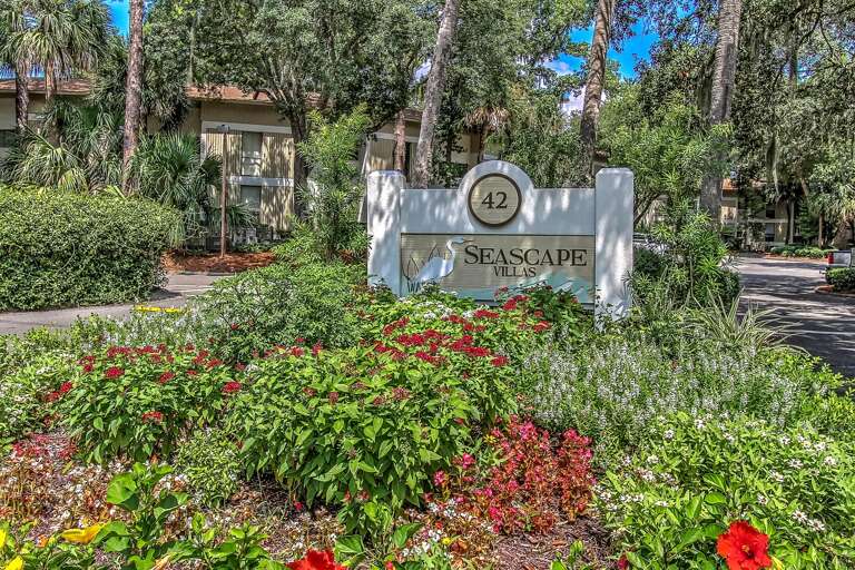 Seascape Villas has a relaxing, sub-tropical feel that offers two saltwater swimming pools, walking trails and a series of lagoons with connecting bridges.