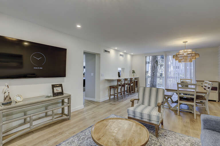 Cozy living and dining space, recently renovated and perfect for hanging out!