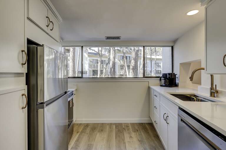 The kitchen is equipped with all the necessary items for a stay at the beach