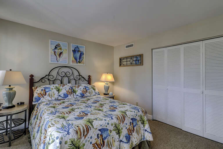 1 queen bed and large closet 