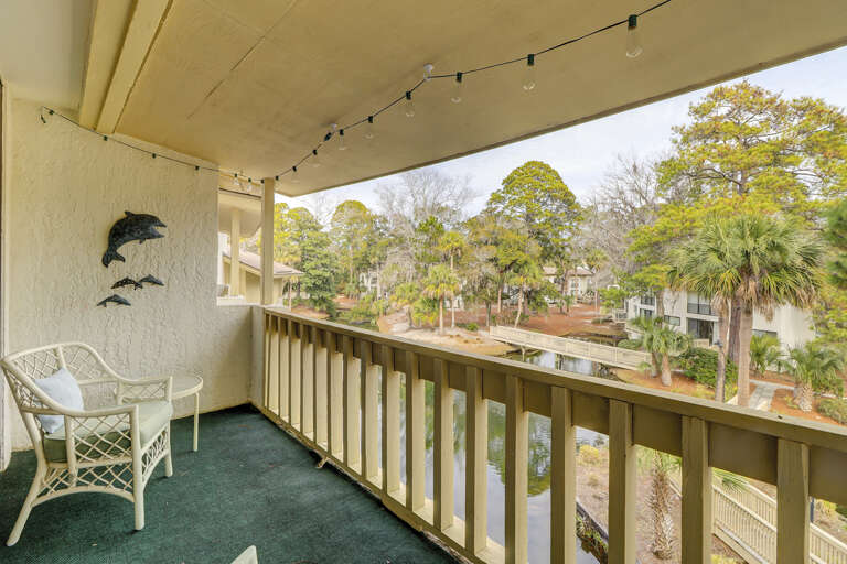 Balcony overlooking the lagoon to relax with a cup of coffee.