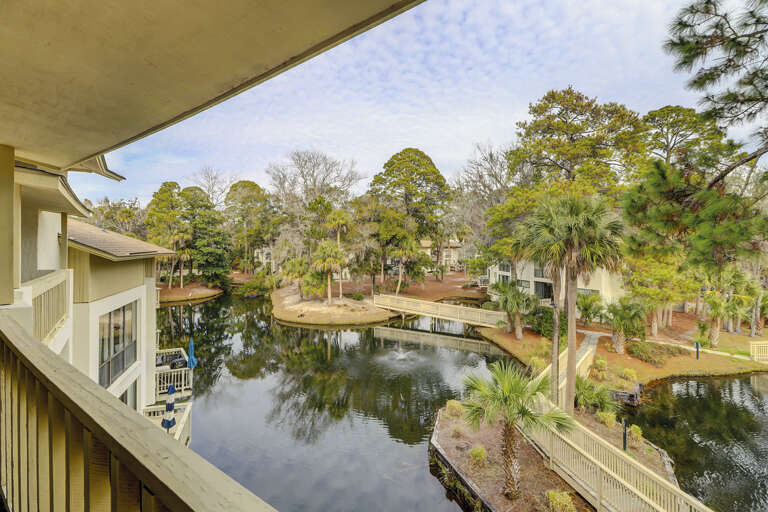 Balcony overlooking the lagoon to relax with a cup of coffee.