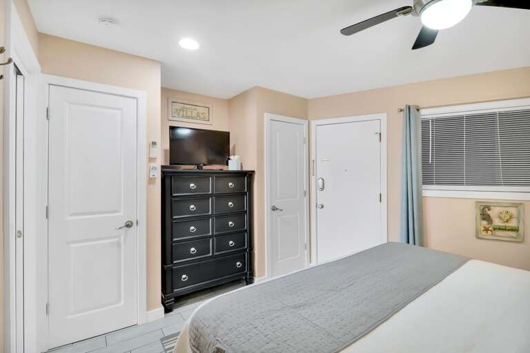 The spacious bedroom also has it's own flat screen TV, so everyone can watch what they like. The spacious bedroom also has it's own flat screen TV, so everyone can watch what they like.