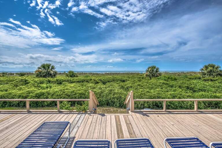 Work on that tan at the oceanfront Seaside Villas sun deck! Work on that tan at the oceanfront Seaside Villas sun deck!