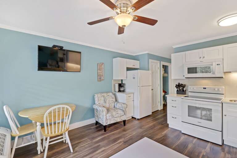 Bright, coastal unit, with ceiling fan, large SMART TV and cozy dining area.   Bright, coastal unit, with ceiling fan, large SMART TV and cozy dining area.