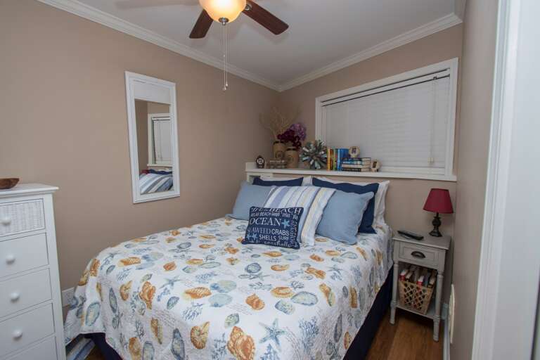 The bedroom has a Queen size bed.