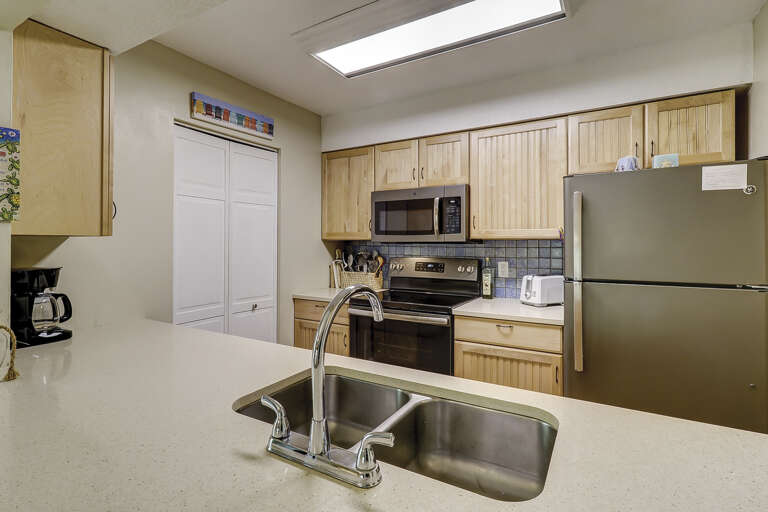 recently updated with plenty of space to make those large family meals.    recently updated with plenty of space to make those large family meals.