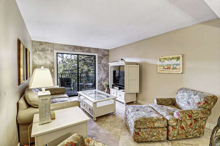 Lovely furnishings and Travertine floors in this cozy one bedroom villa.
