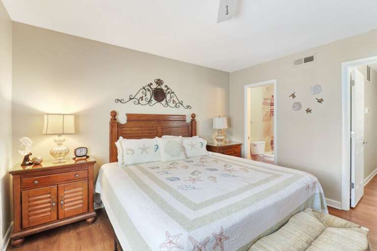 Restful king sized bedroom with en-suite bathroom  Restful king sized bedroom with en-suite bathroom