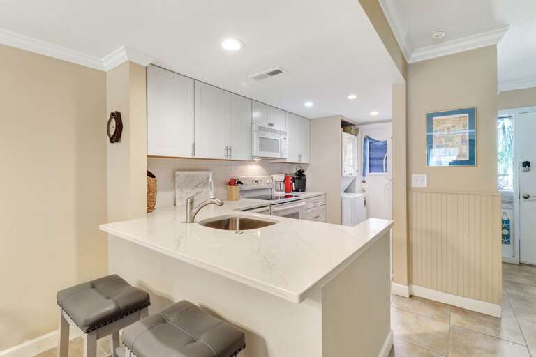 new quartz countertops in this bright kitchen with full sized appliances and a fun peninsula for hanging out!   Keurig coffeemaker  new quartz countertops in this bright kitchen with full sized appliances and a fun peninsula for hanging out!   Keurig coffeemaker