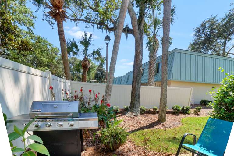 Lovely private patio on the corner of the building. Great place for a BBQ! Lovely private patio on the corner of the building. Great place for a BBQ!