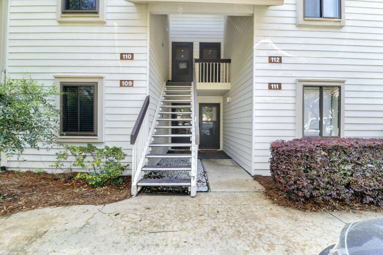 ground level entry to this lovely unit. 