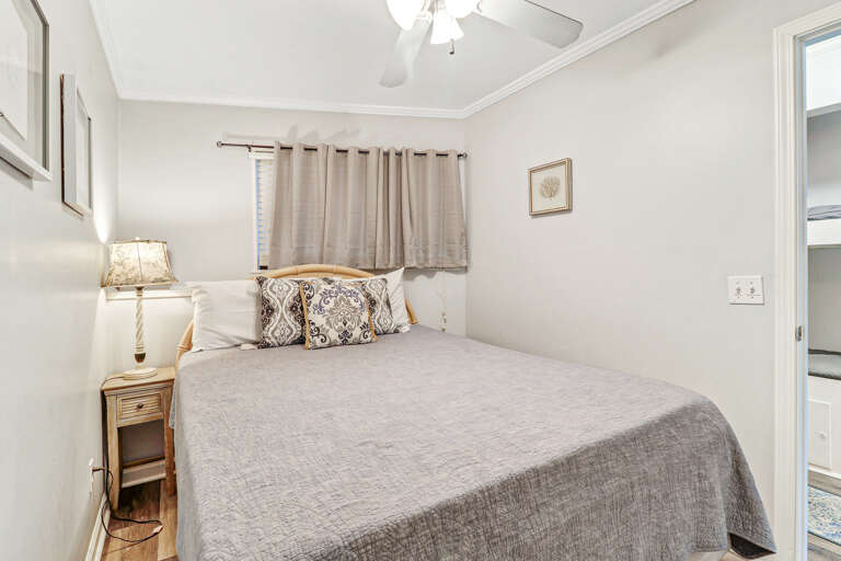 Bedroom equipped with a Queen bed