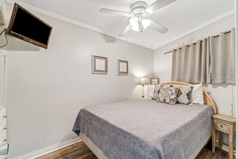 Bedroom equipped with a Queen bed