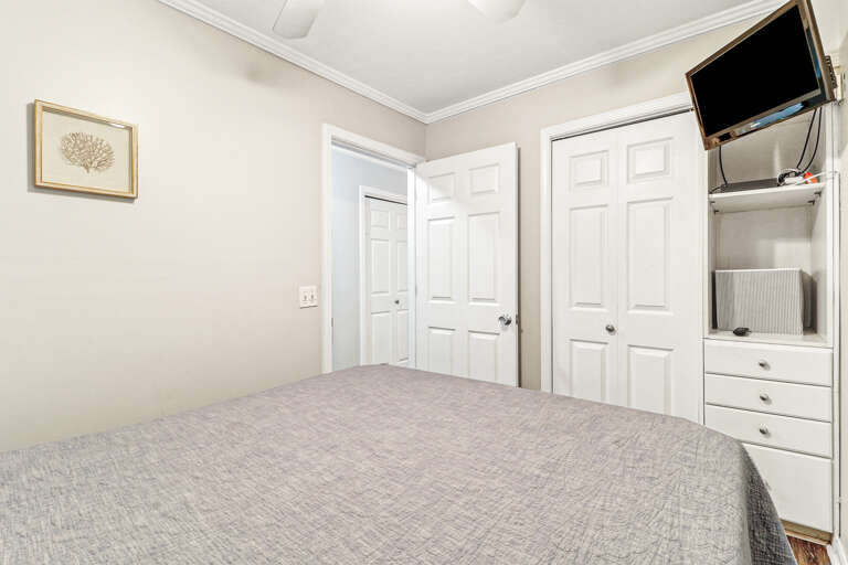 Bedroom equipped with a Queen bed