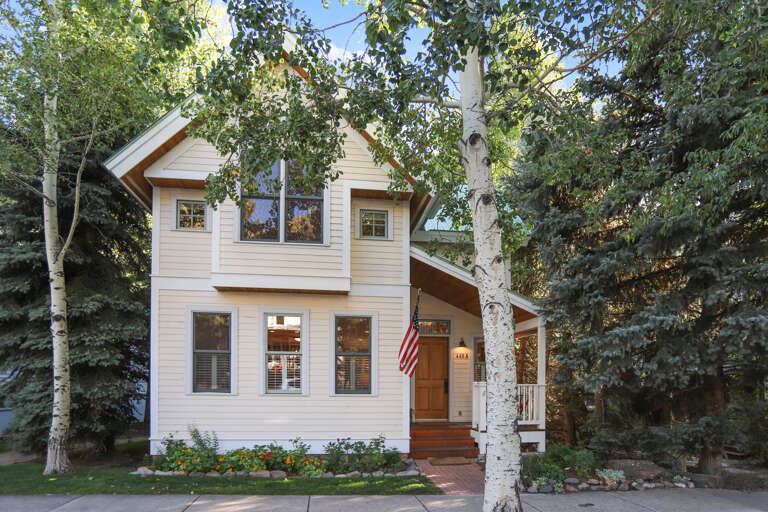 Racers Roost is close to everything! Less than a block to the Gondola and a half-block to Telluride's Main Street.