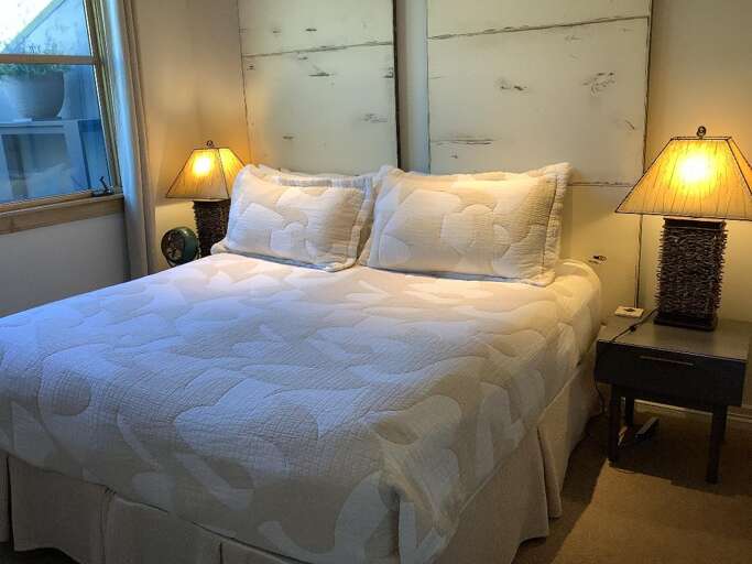 Split King with ensuite bathroom made up as a King. Guest's may request to be made up as two Twins or a King. All new linens! Split King with ensuite bathroom made up as a King. Guest's may request to be made up as two Twins or a King. All new linens!