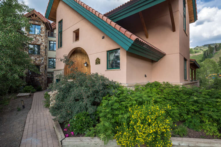 Stand alone Casa Galena with ski mountain views and an exquisite interior!