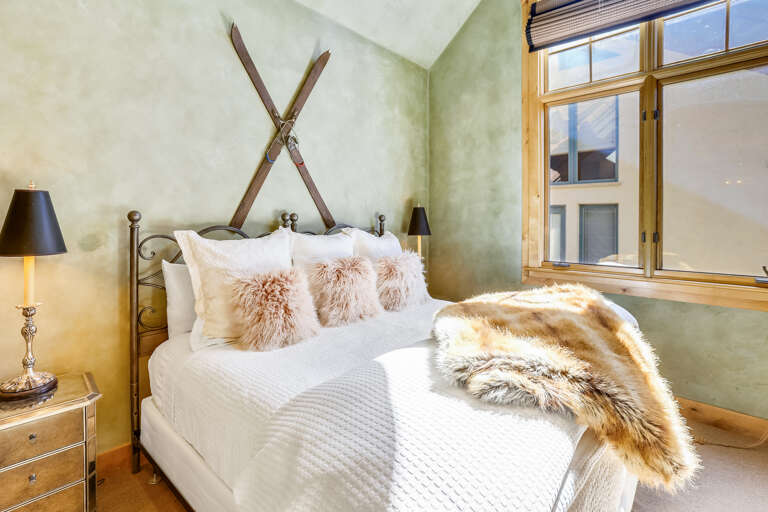 The other upstairs bedroom can either be a King or Twin beds. Your choice!