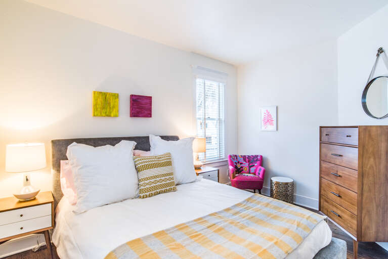 Upstairs Queen bedroom. With new bed, new linens and new bedding!