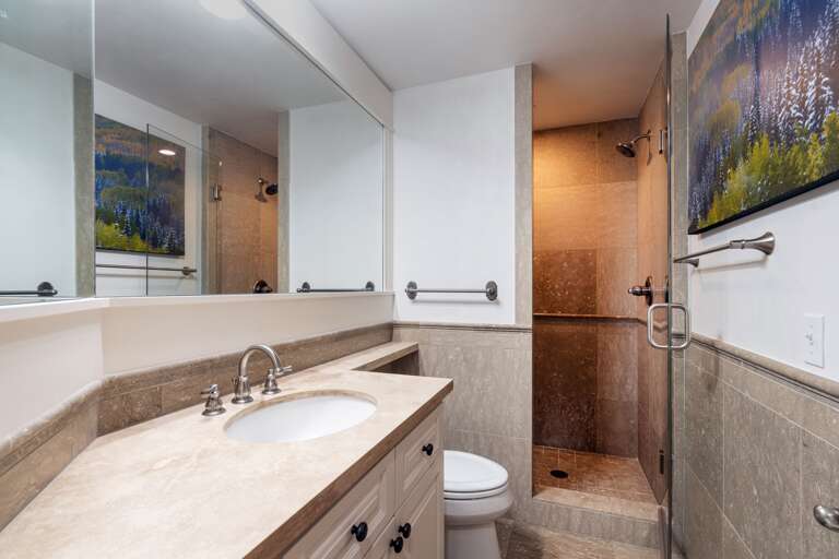 Shared bathroom for both the Bunkroom and Queen bedroom. Shared bathroom for both the Bunkroom and Queen bedroom.